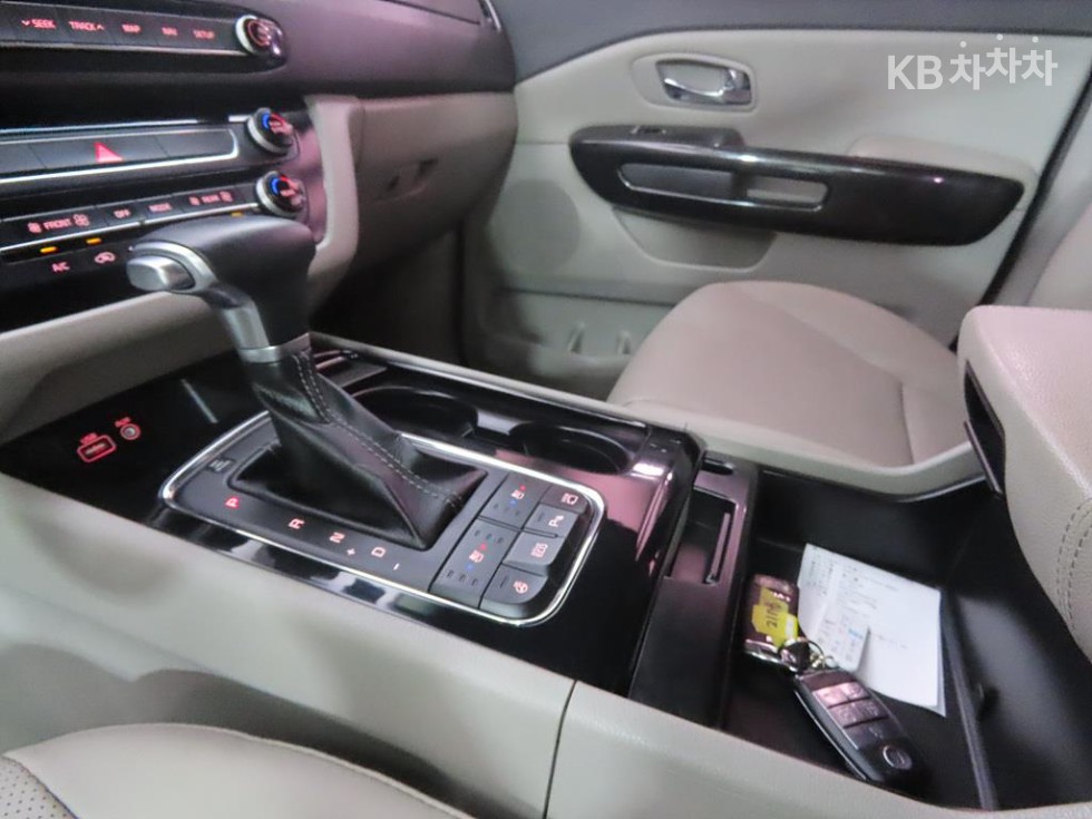 Kia Carnival — miniaturë 11
