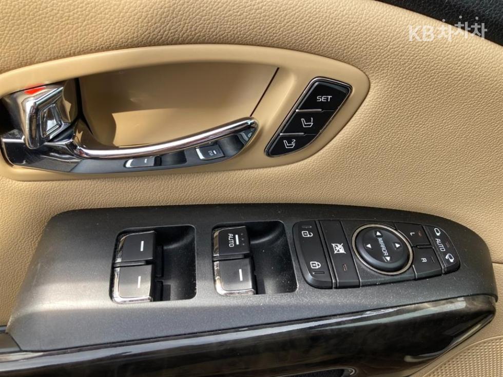 Kia Carnival — miniaturë 7