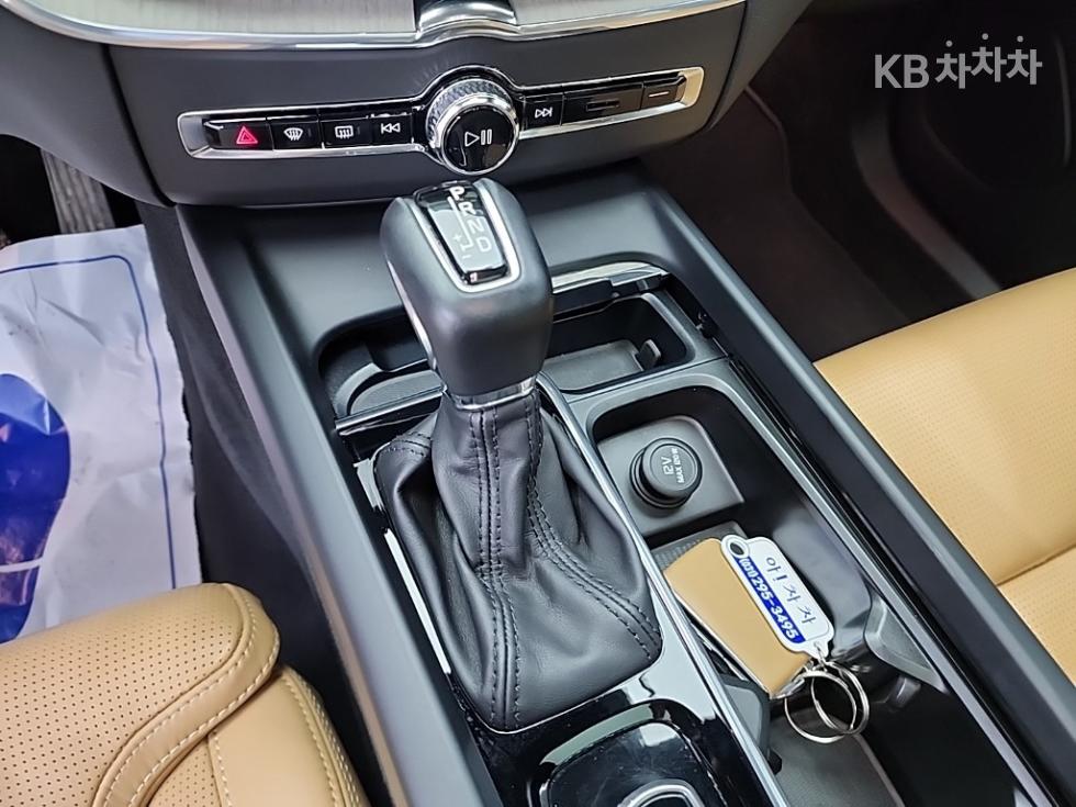 2020 Volvo XC60 2 photo