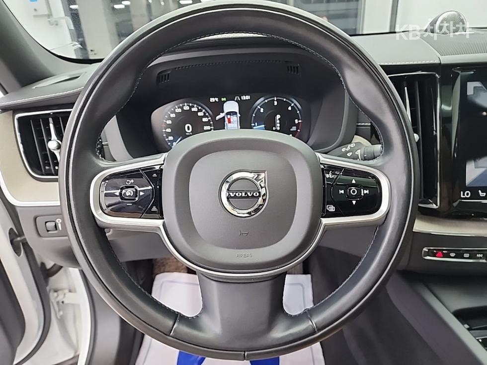 2020 Volvo XC60 2 photo