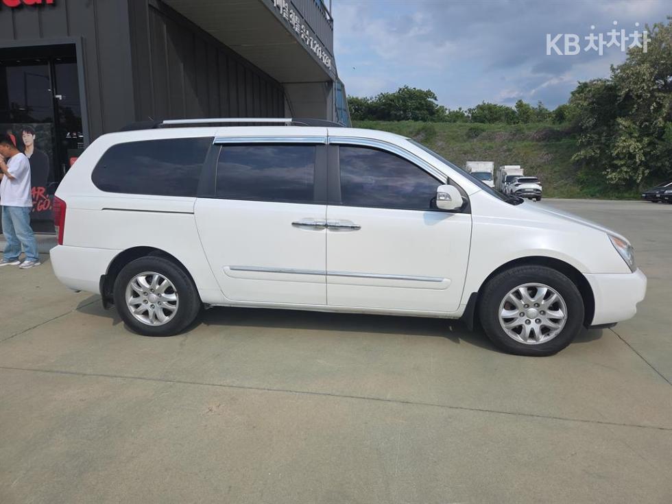 Kia Carnival — miniaturë 2