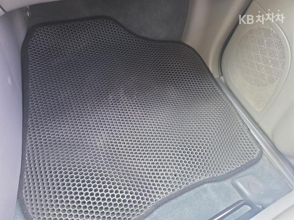 Kia Carnival — miniaturë 10