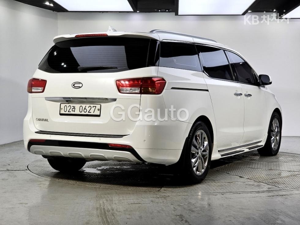 Kia Carnival — miniaturë 4