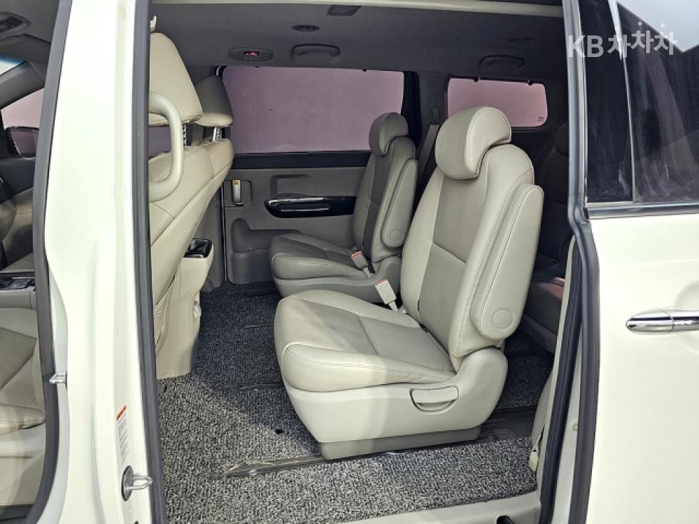 Kia Carnival — miniaturë 9