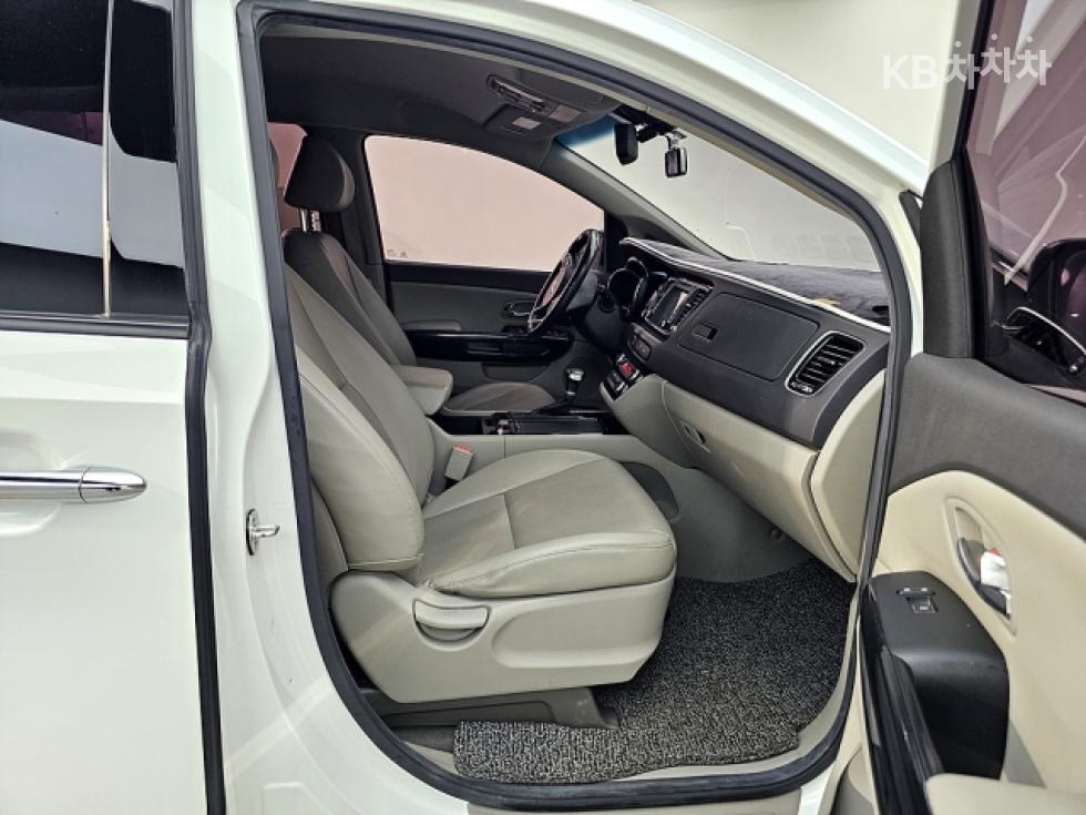 Kia Carnival — miniaturë 11