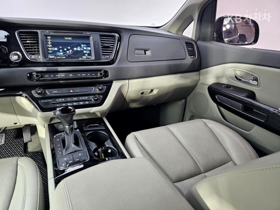 Kia Carnival — miniaturë 10