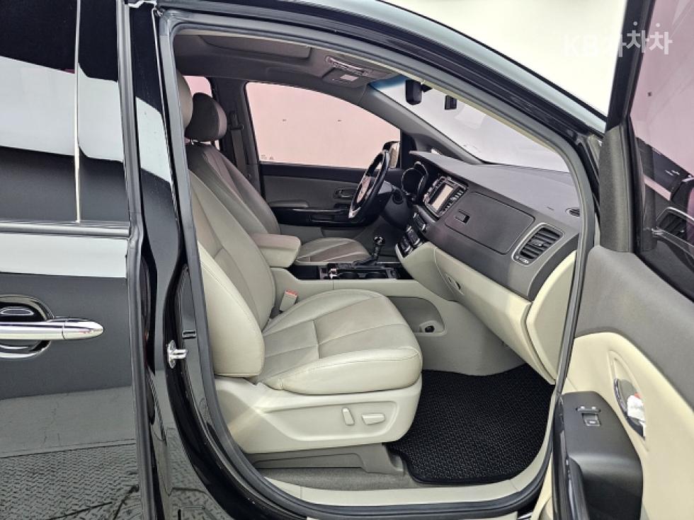 Kia Carnival — miniaturë 11