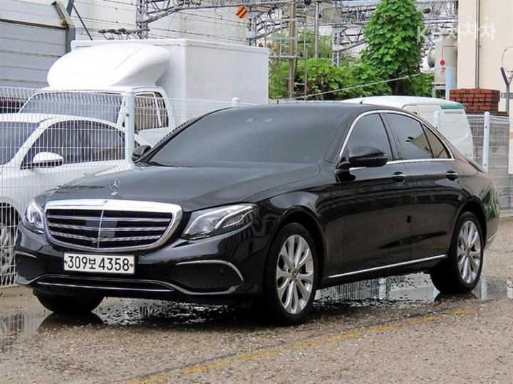 Mercedes-Benz E-klasse E300 4MATIC Exclusive — foto 1