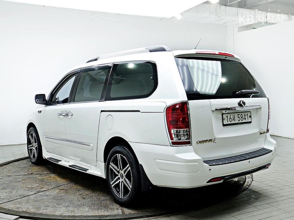 Kia Carnival — miniaturë 4
