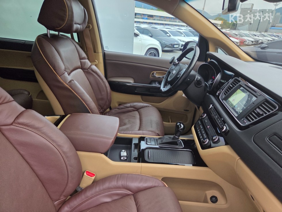 Kia Carnival — miniaturë 15