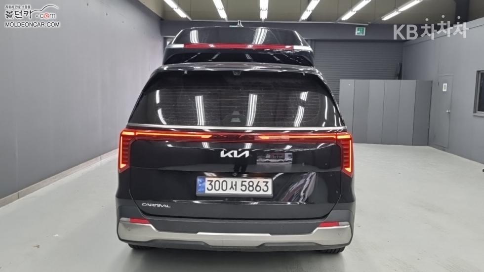 Kia Carnival — miniaturë 4