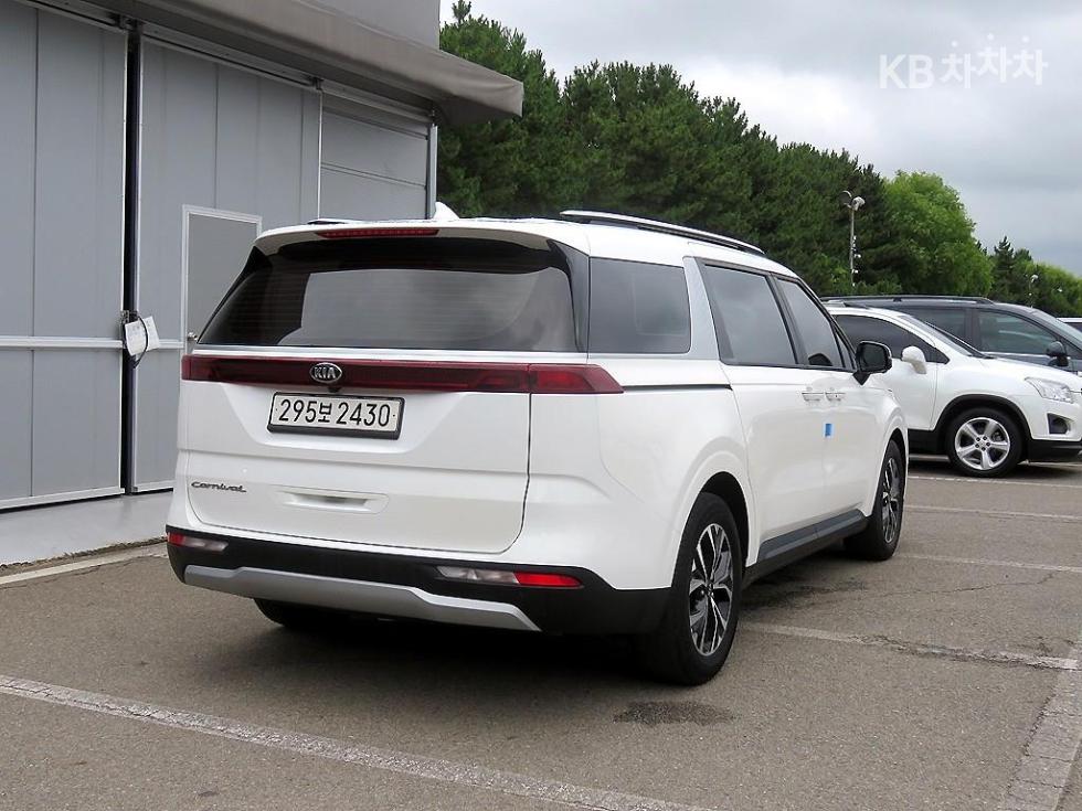 Kia Carnival — miniaturë 4