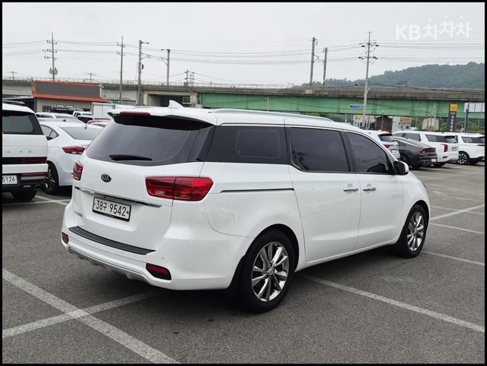 Kia Carnival — miniaturë 2