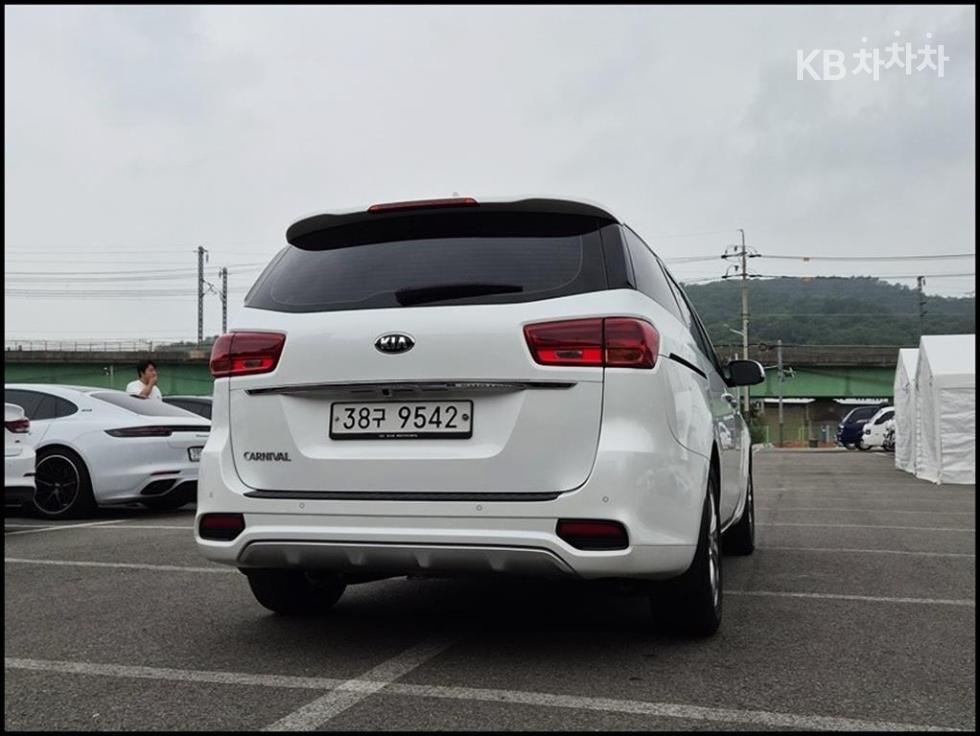 Kia Carnival — miniaturë 4
