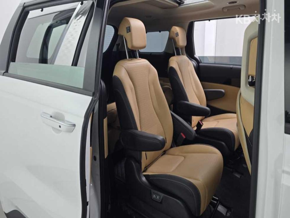 Kia Carnival — miniaturë 11
