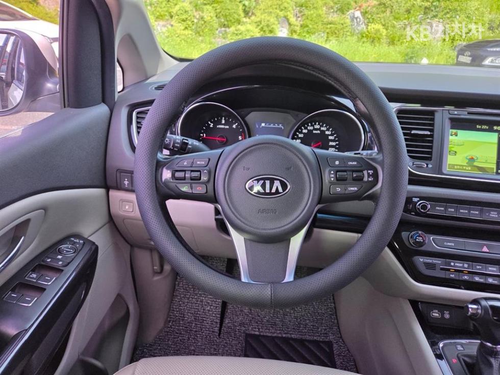 Kia Carnival — miniaturë 9