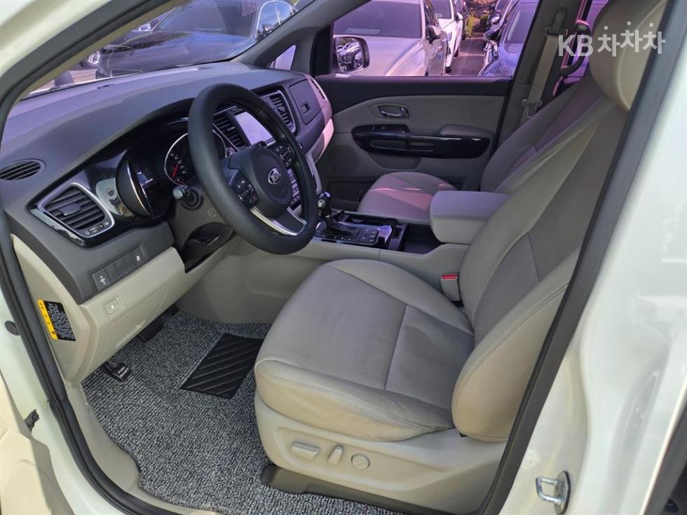 Kia Carnival — miniaturë 11