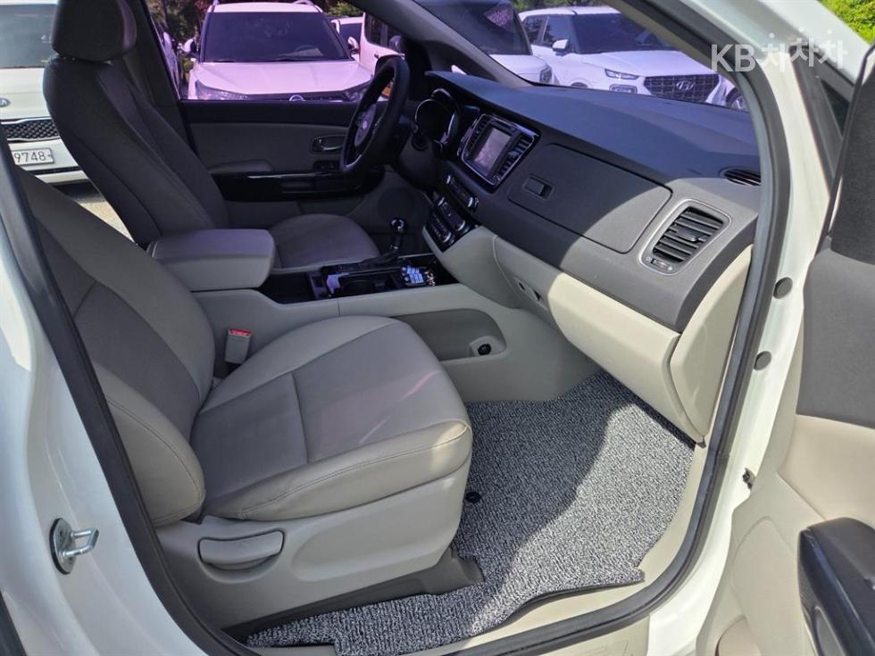 Kia Carnival — miniaturë 17