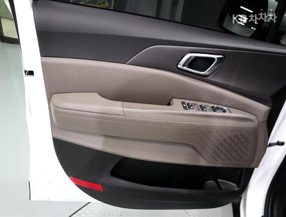 Kia Carnival — miniaturë 8