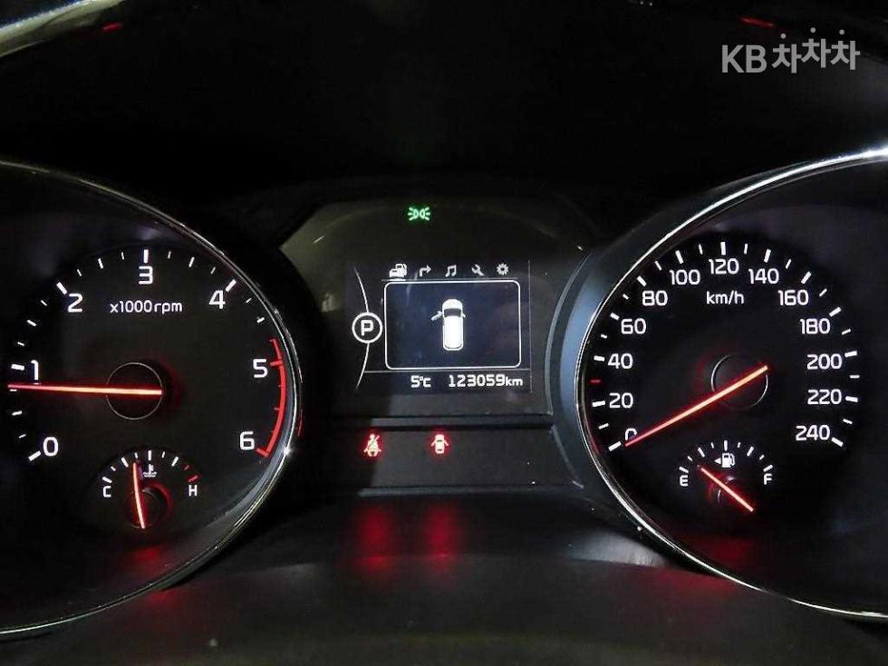 Kia Carnival — miniaturë 9