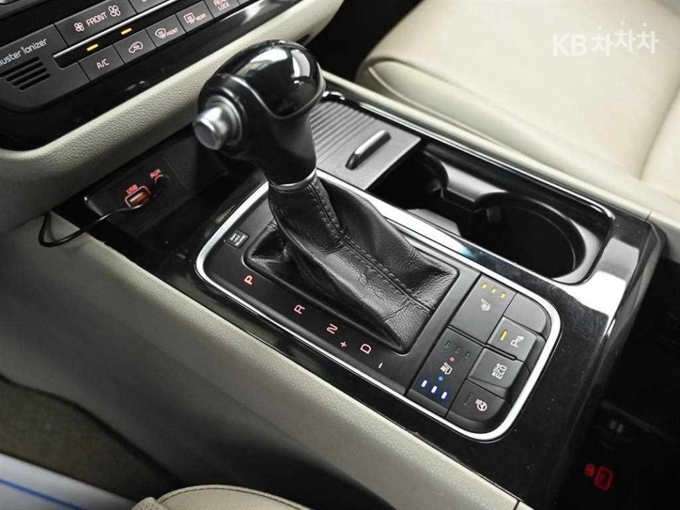 Kia Carnival — miniaturë 9