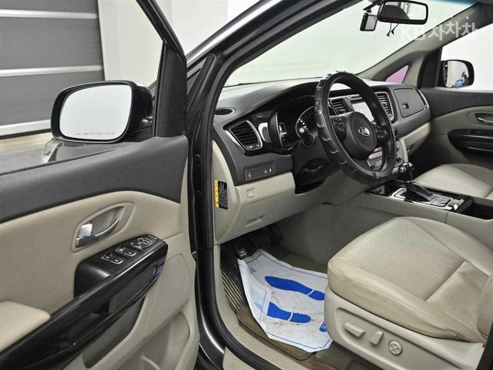 Kia Carnival — miniaturë 11