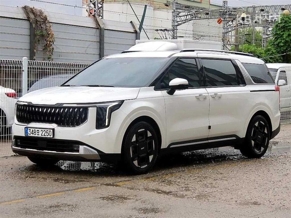 Kia Carnival — miniaturë 2