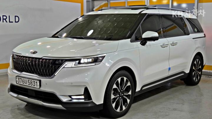 Kia Carnival 9-Seater Signature — foto 1