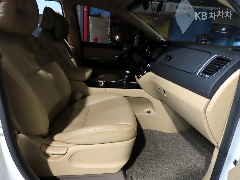 Kia Carnival — miniaturë 8