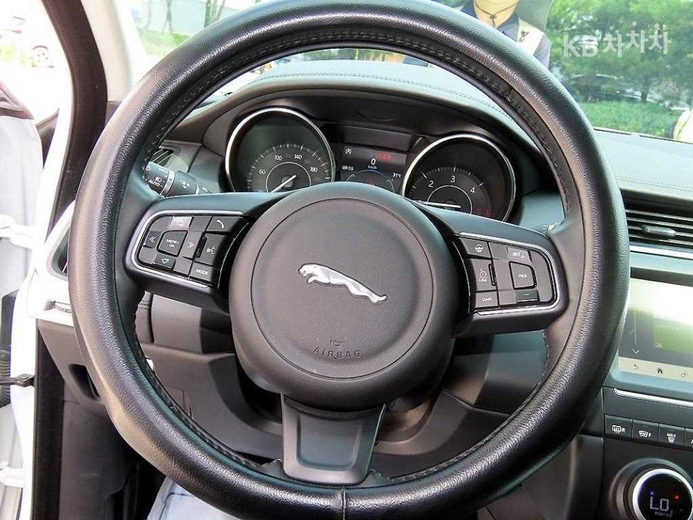 Jaguar E-Pace — miniaturë 8