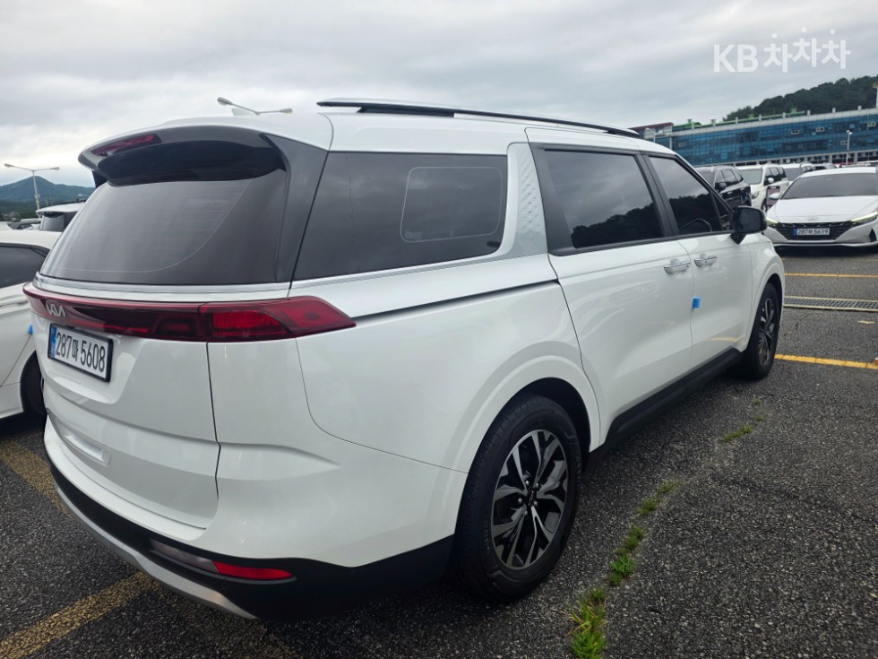 Kia Carnival — miniaturë 4