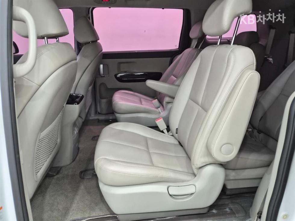 Kia Carnival — miniaturë 6