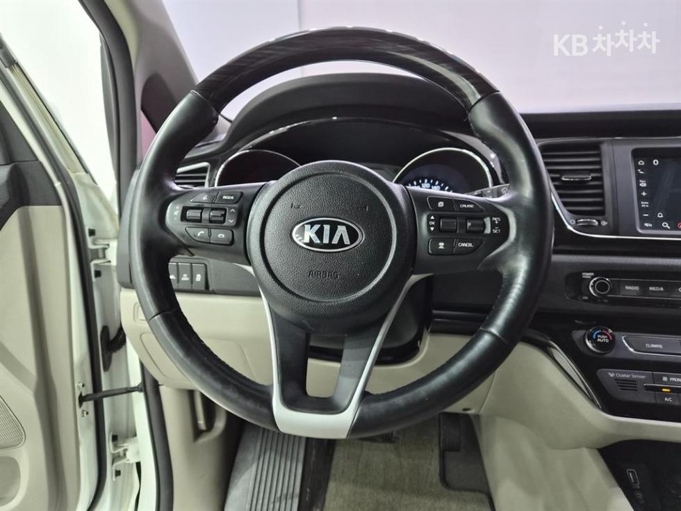 Kia Carnival — miniaturë 8