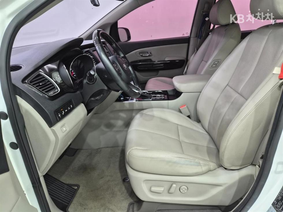 Kia Carnival — miniaturë 10