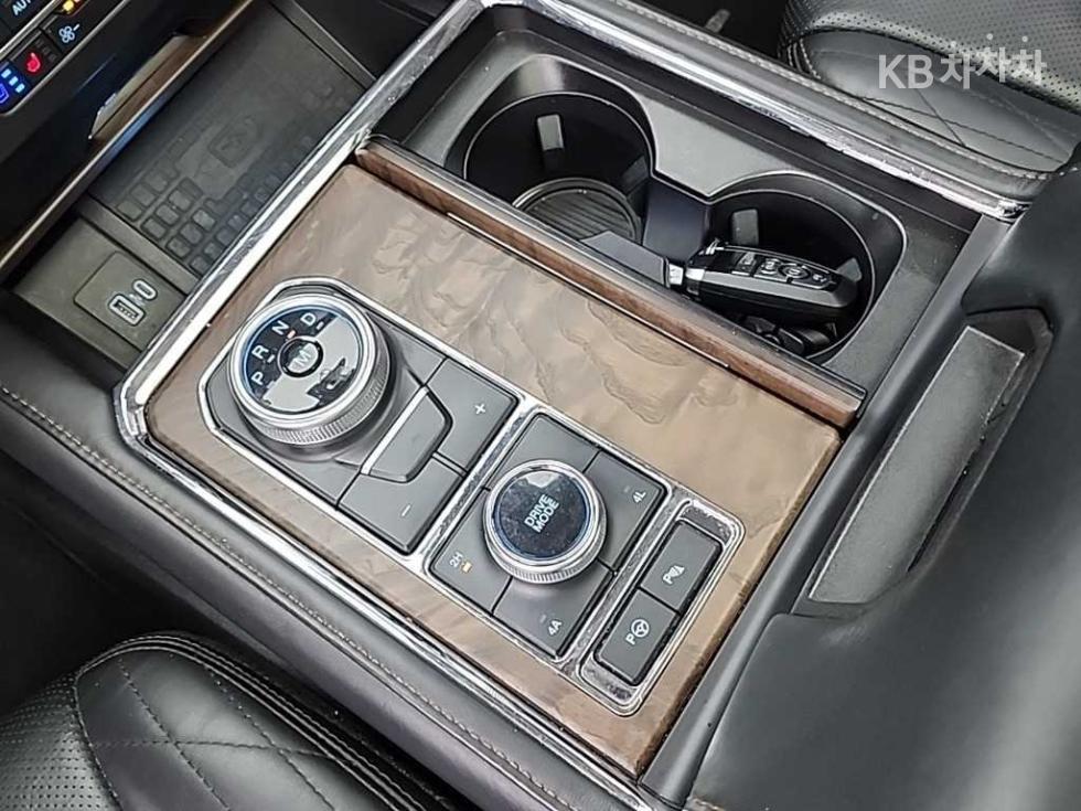 2021 Ford 4 photo