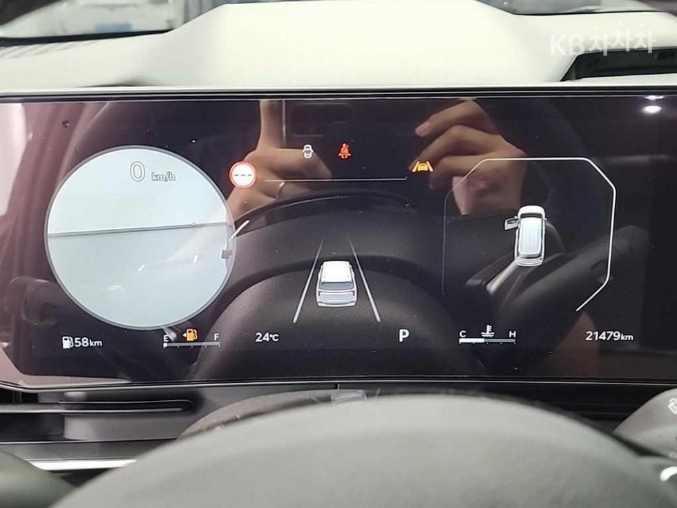 2023 Kia 4 photo