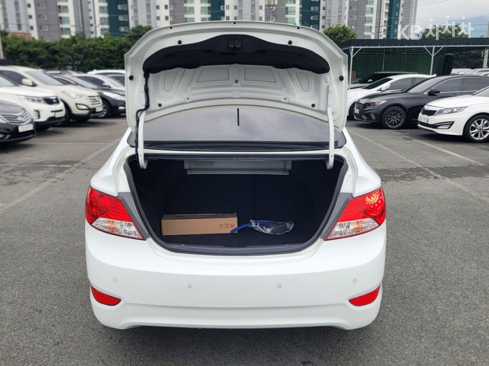 Hyundai Accent — miniaturë 8