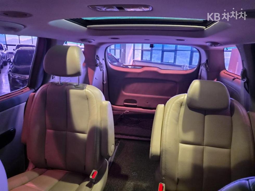Kia Carnival — miniaturë 16