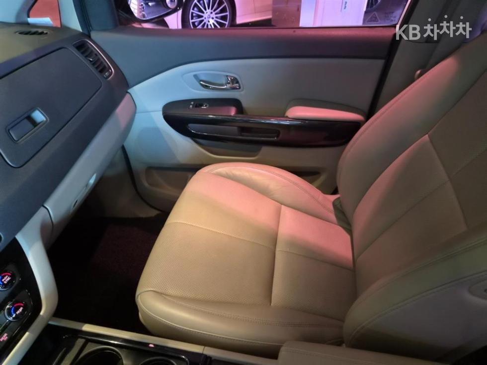 Kia Carnival — miniaturë 17