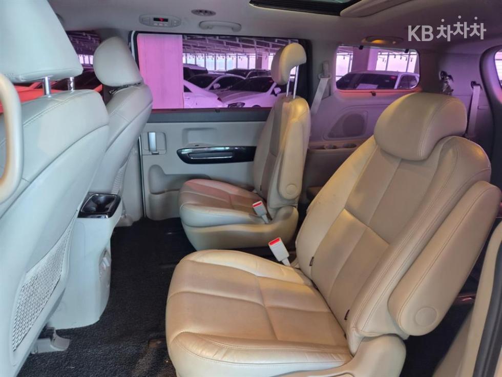 Kia Carnival — miniaturë 18