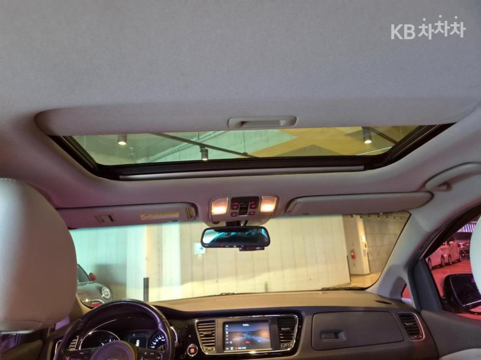 Kia Carnival — miniaturë 20