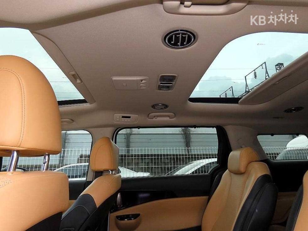 Kia Carnival — miniaturë 15