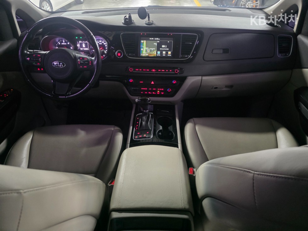 Kia Carnival — miniaturë 11