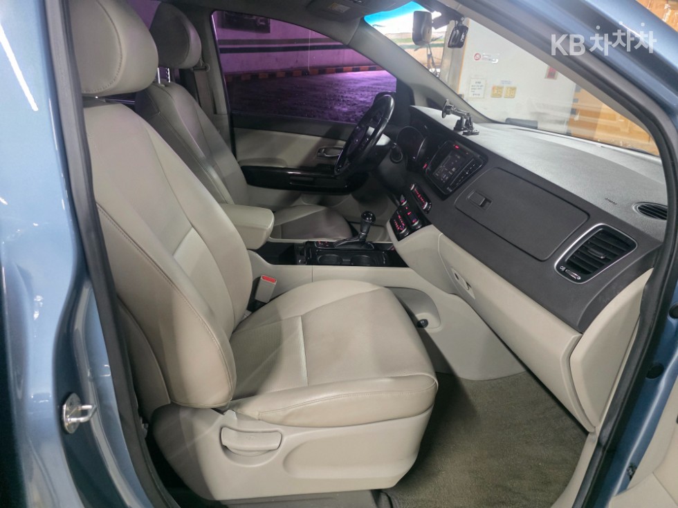 Kia Carnival — miniaturë 12