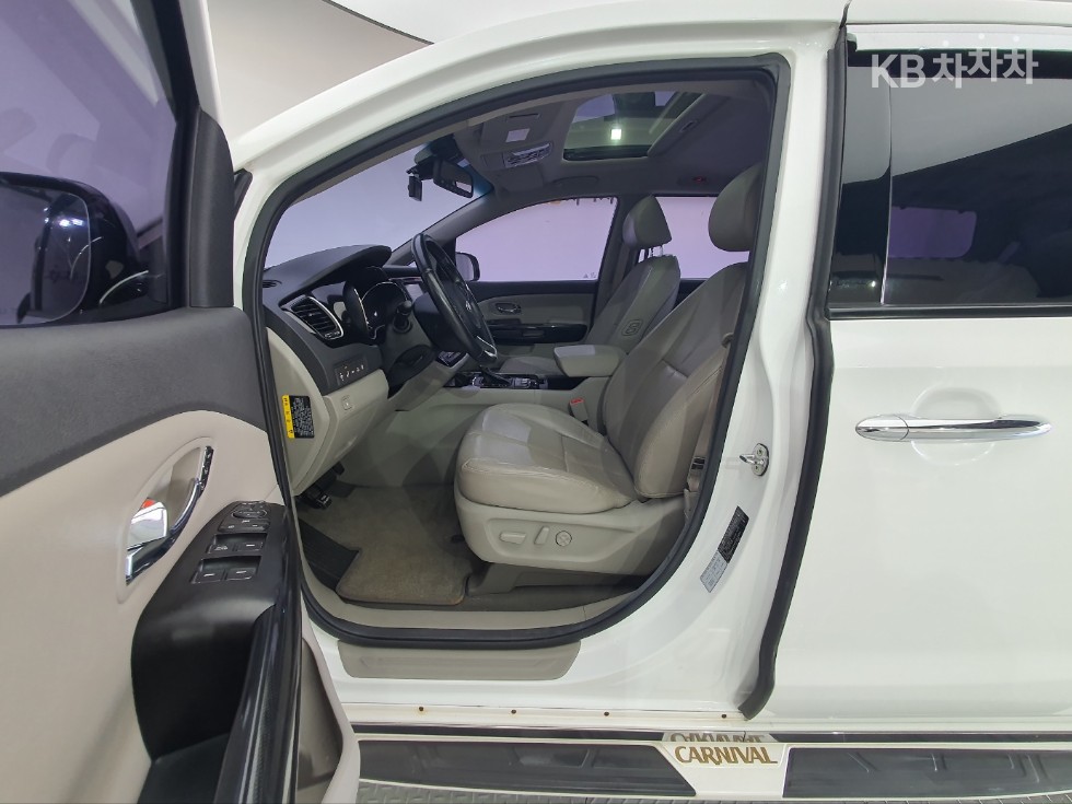 Kia Carnival — miniaturë 10