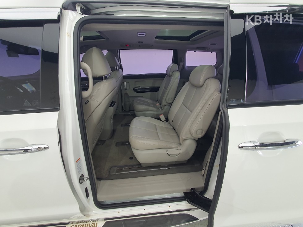 Kia Carnival — miniaturë 11
