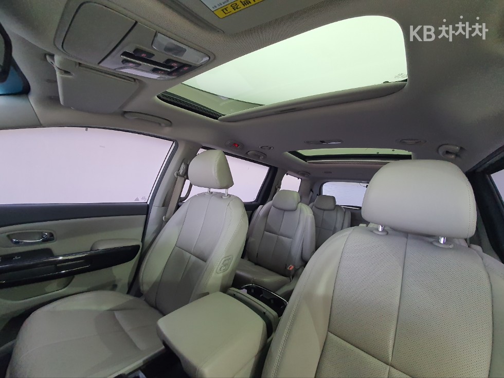 Kia Carnival — miniaturë 25