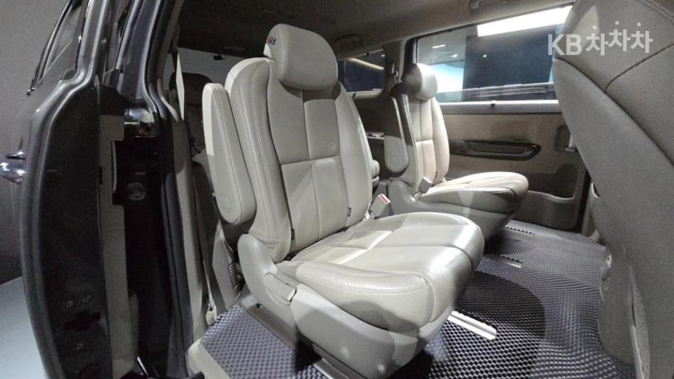 Kia Carnival — miniaturë 9