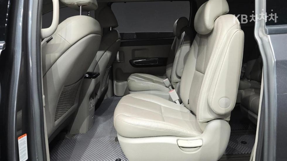 Kia Carnival — miniaturë 10