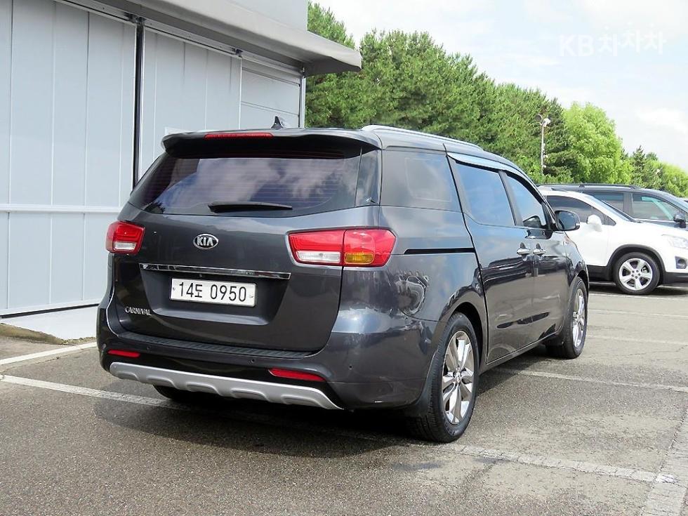 Kia Carnival — miniaturë 4